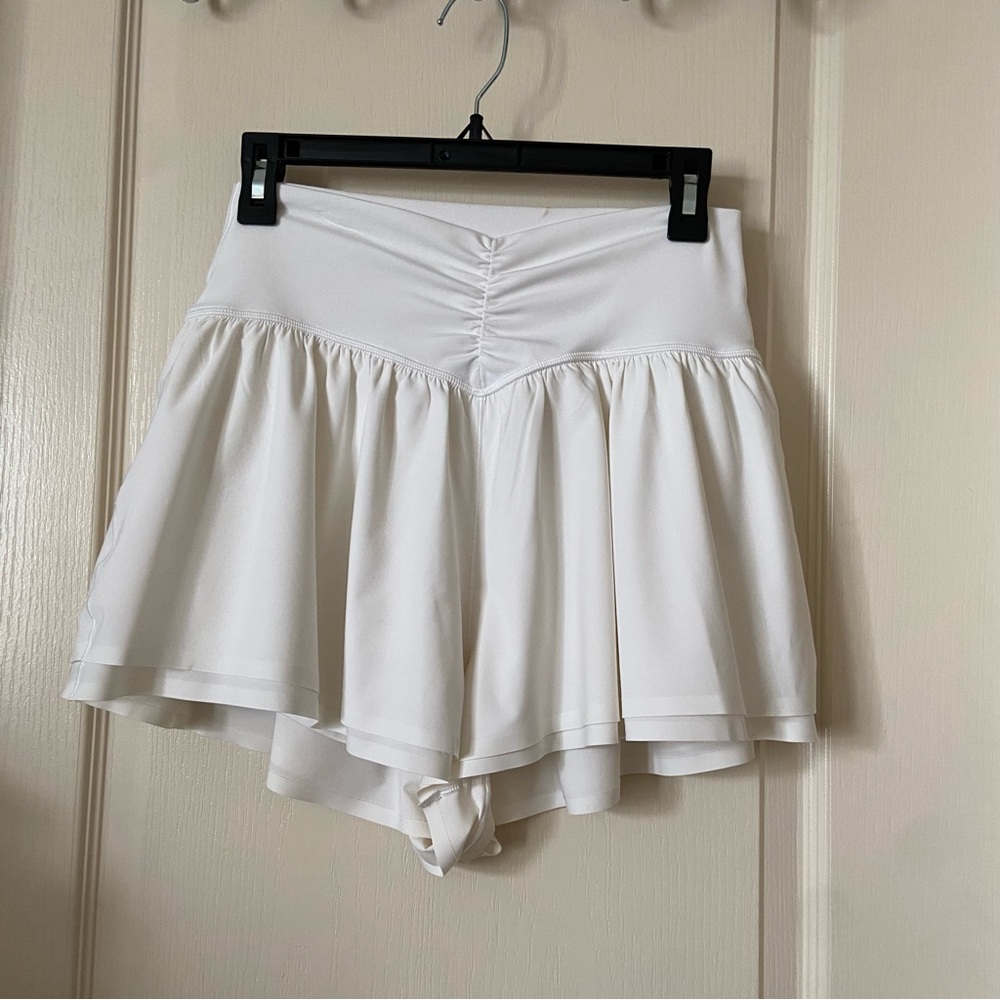 🌟NWOT OFFLINE White Flowy Athletic Shorts🌟
